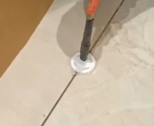 湘阴瓷砖空鼓维修公司专业解答瓷砖在铺贴过程中，如果没有涂抹均匀到位的粘结材料（如水泥砂浆或瓷砖胶），可能会导致以下问题