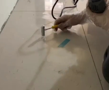 湘阴瓷砖开裂维修公司专业分享瓷砖在铺贴前如果没有沥干水分，将会导致以下问题